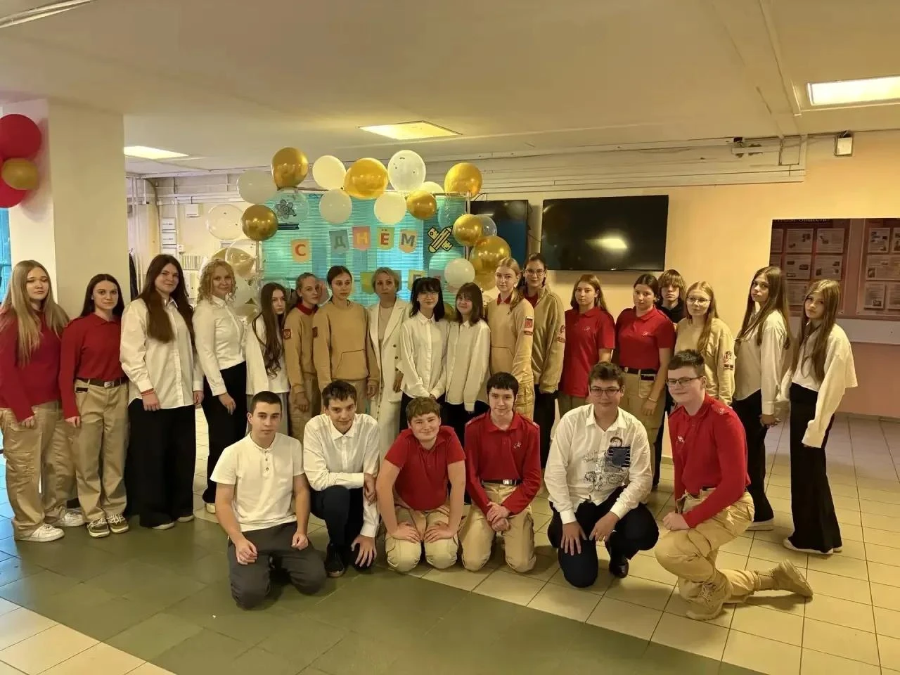 🏫 Фотозона ко Дню учителя: сюрприз от 6 "С" класса
