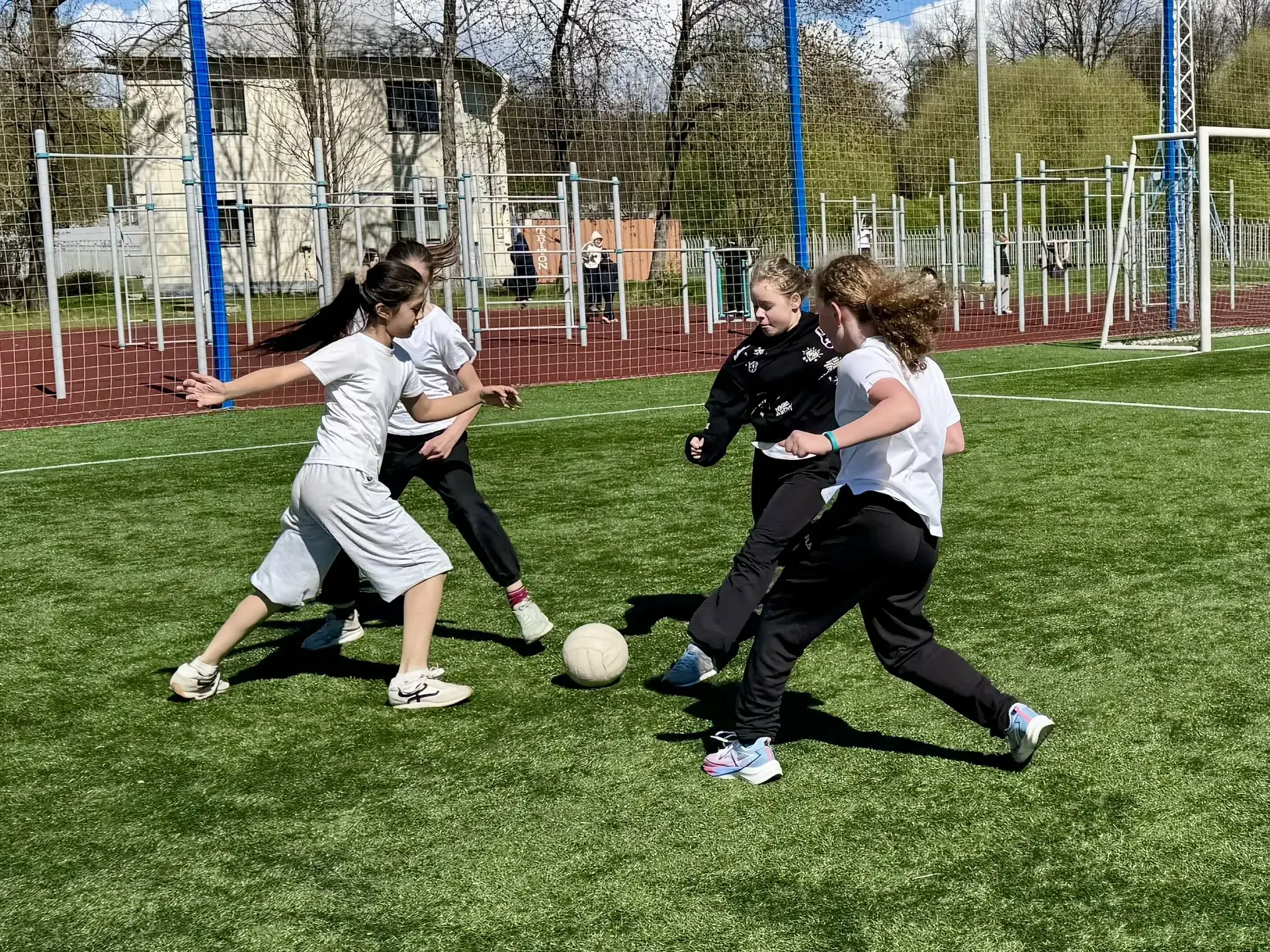 ⚽ ФУТБОЛ, АЗАРТ И ДВА ЧЕТВЕРТЫХ КЛАССА   На футбольном поле встретились два четвёртых класса — 4.2 и
