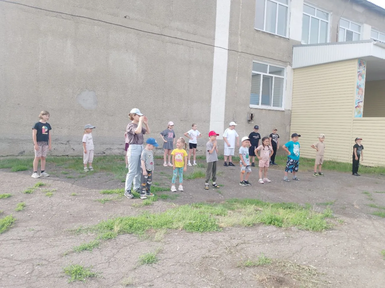 Наш второй день в лагере — это чистый драйв! Утро с бодрящей зарядкой плавно перешло в серьёзный раз