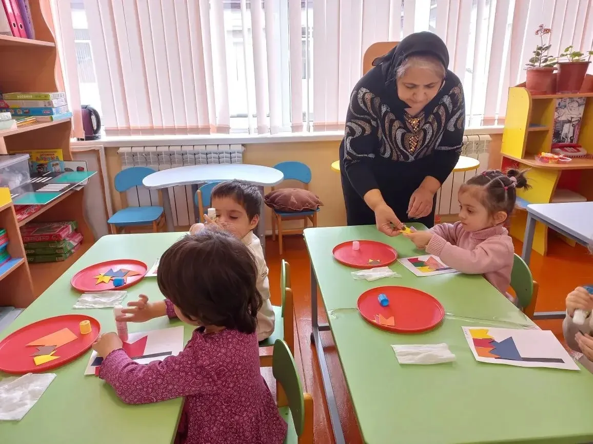 ОД по Худодожественно-эстетическому развитию (аппликация) во второй младшей группе "Флажки" 🇷🇺🇷🇺