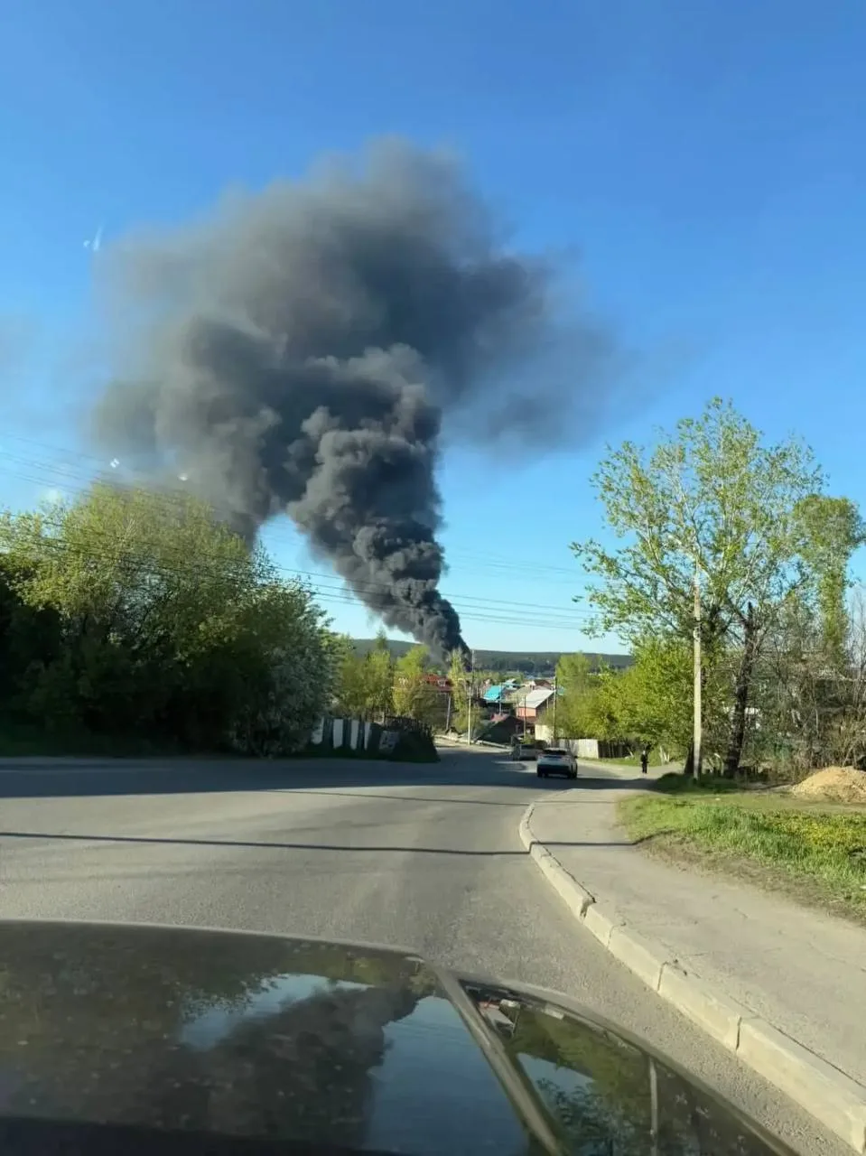 🔥Жесткий пожар в районе Баррикад.   Горят покрышки, пожарные на месте. Чернющий столб дыма видно со 