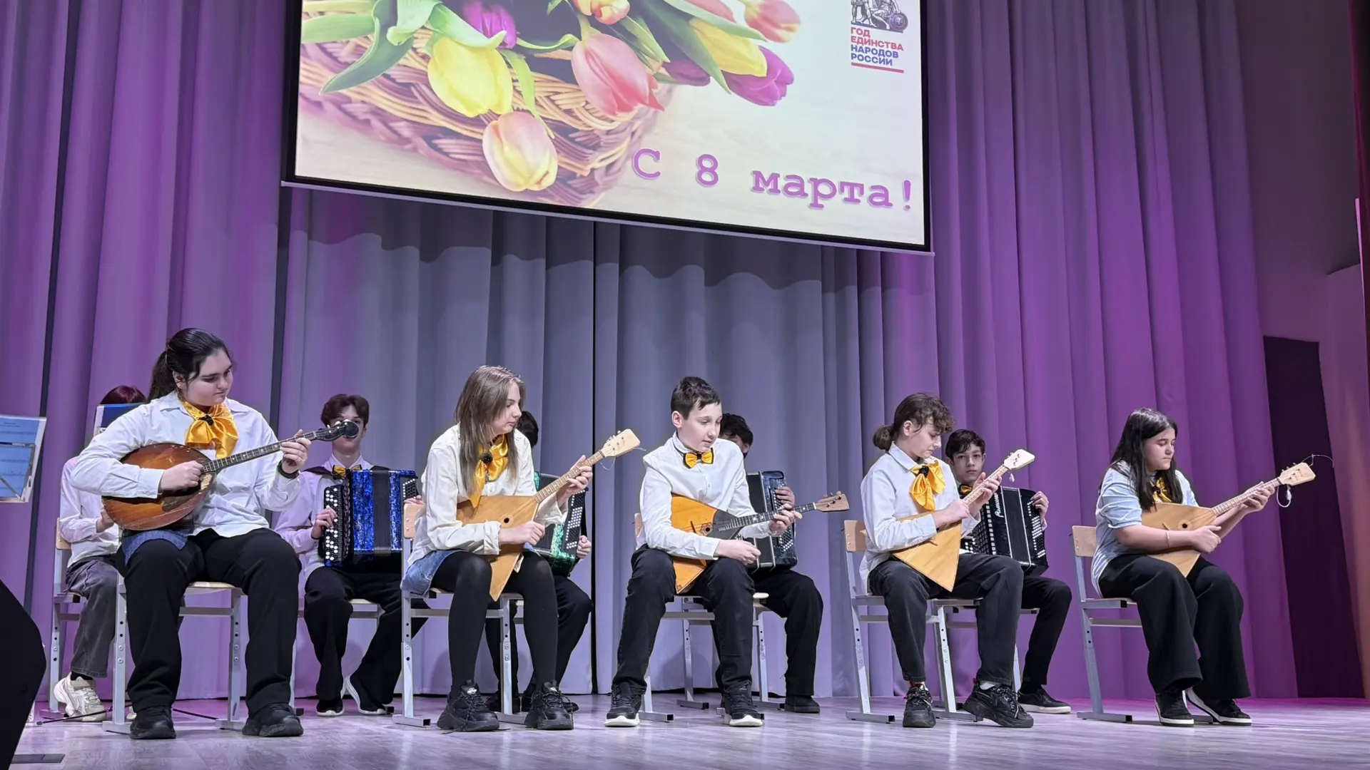 🌷✨ Праздничный концерт к 8 Марта ✨🌷  Сегодня на Поэтическом бульваре в нашей школе прошёл праздничны