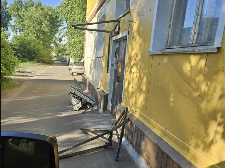 В Северодвинске автомобиль протаранил подъезд жилого дома

11 июня водитель из города корабелов повр