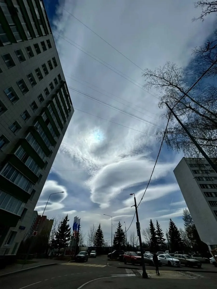 ☁ Над Зеленоградом заметили необычные линзовидные облака  Такие облака чаще всего появляются зимой и