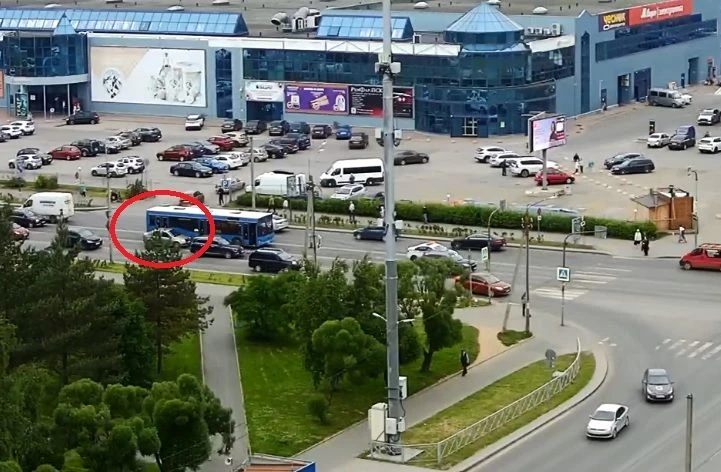 ДТП на Коммунальной у Империала. Левая полоса для движения на мост Невского. Логан и автобус. ДПС на