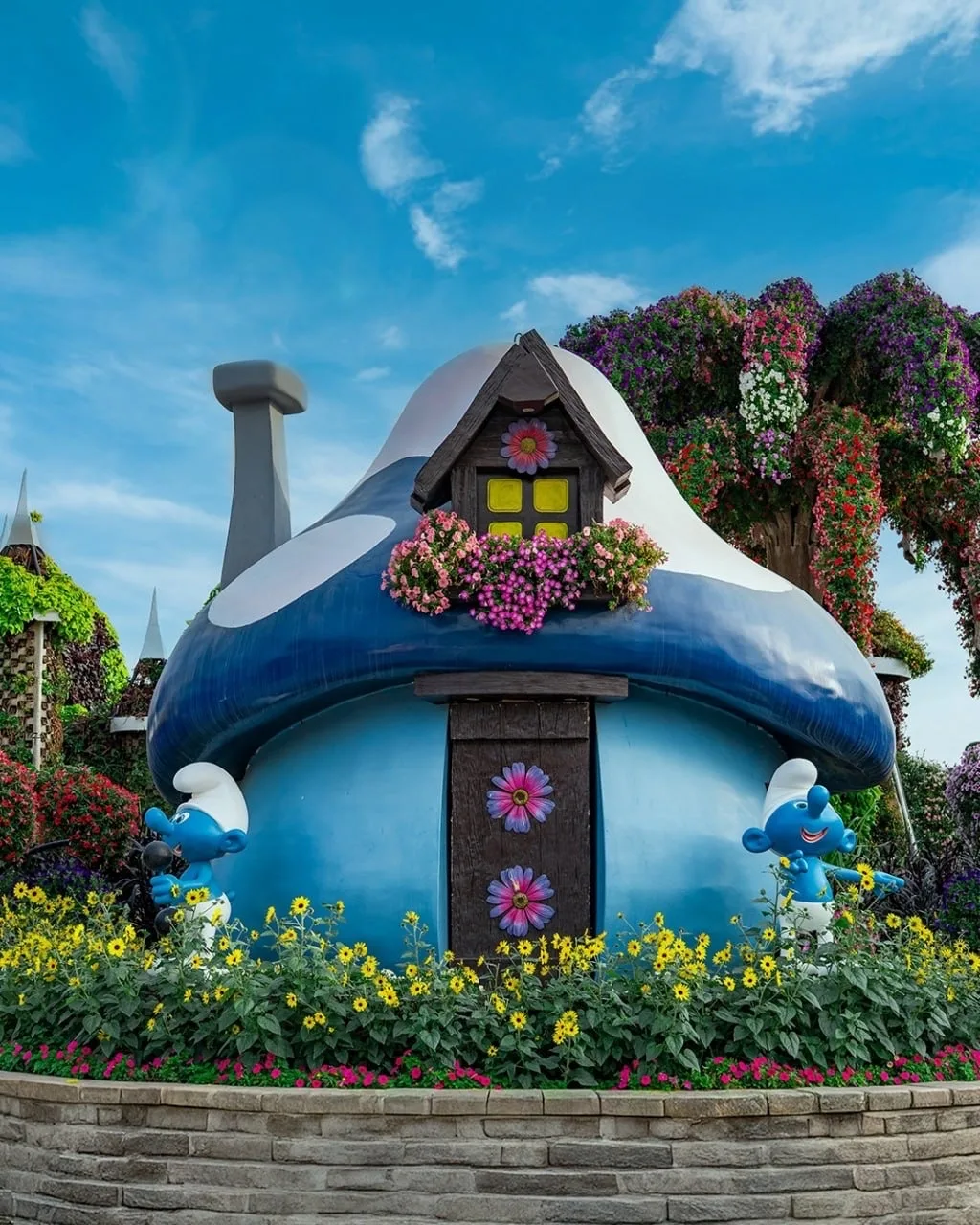 В дубайском Miracle Garden появилась тематическая зона «Деревня смурфиков» с их знаменитыми синими д