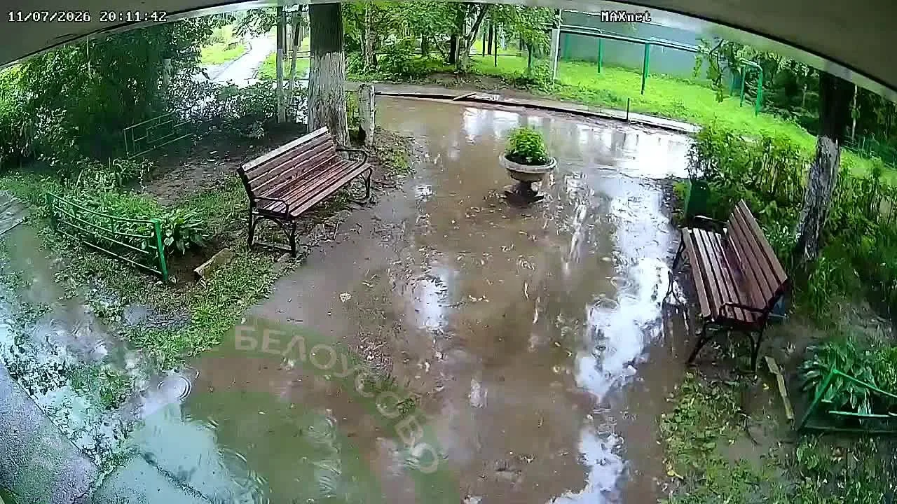 Гурьянова 26 во время и после каждого дождя.