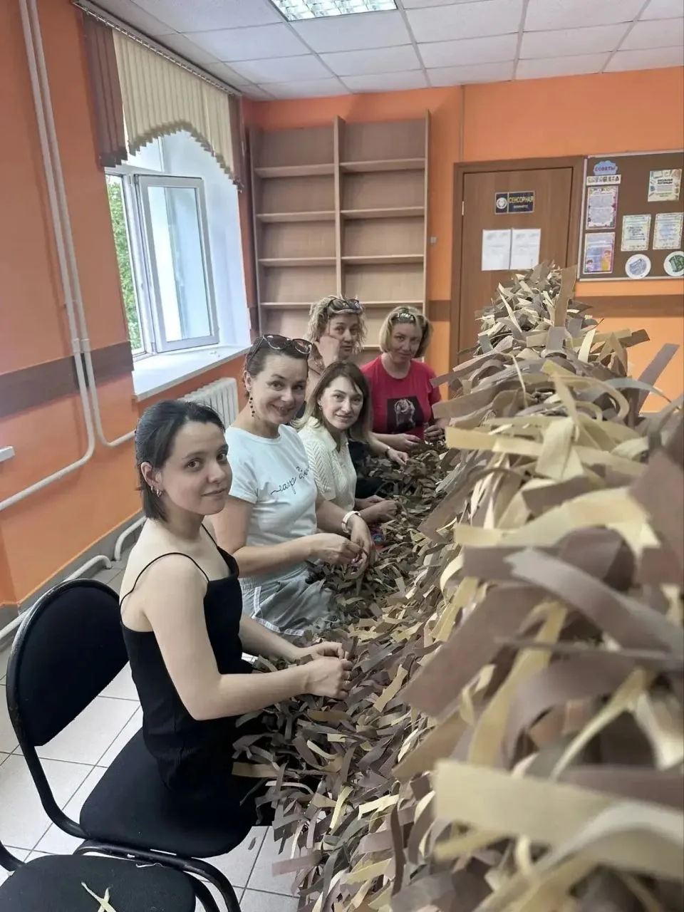 В школе №54 проходит большая работа по помощи фронту. Здесь дети и педагоги плетут сети, собирают гу