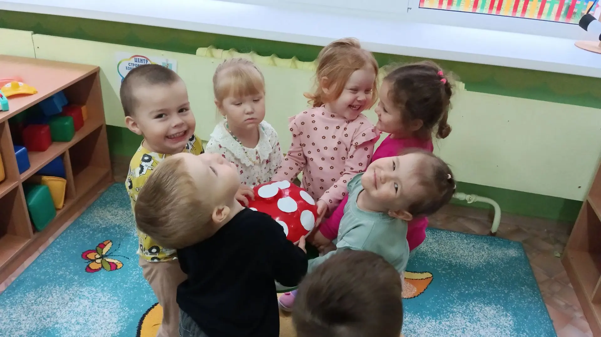 Сегодня в нашей группе вырос огромный гриб: