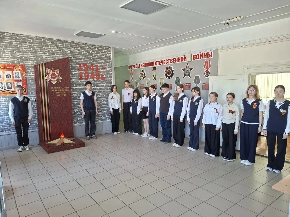 8 мая в школьном музее "Память" был организован ряд мероприятий:  1.Возложение цветов к Вечному огню