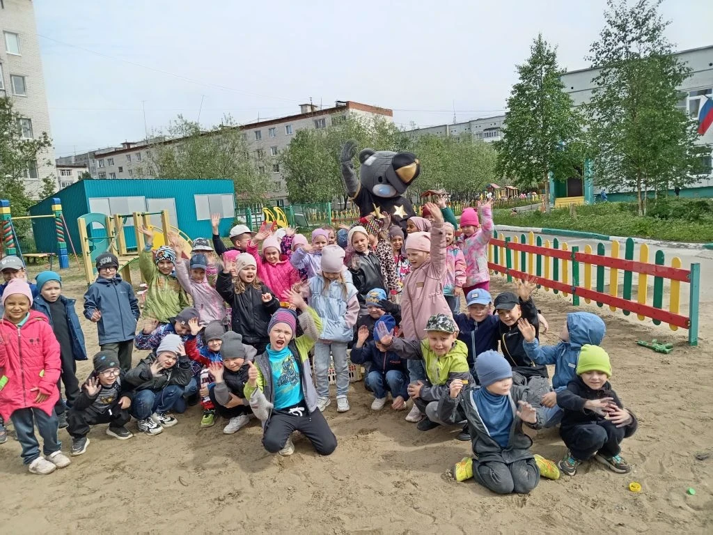 🐻 А давайте сегодня загадаем такое желание, чтобы к нам пришел наш друг Мишка! Сим салабим - бах ..