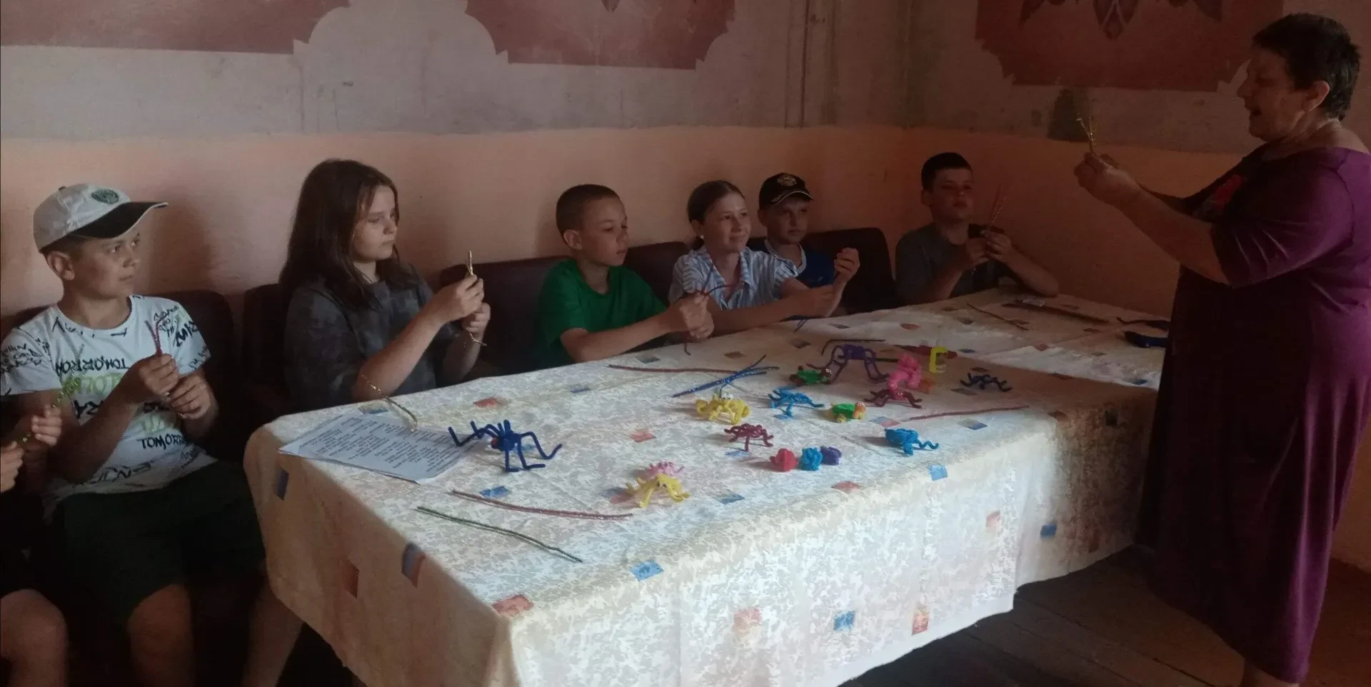В Красномолотовском сельском клубе прошёл мастер- класс "Паучок из синельной проволоки"...