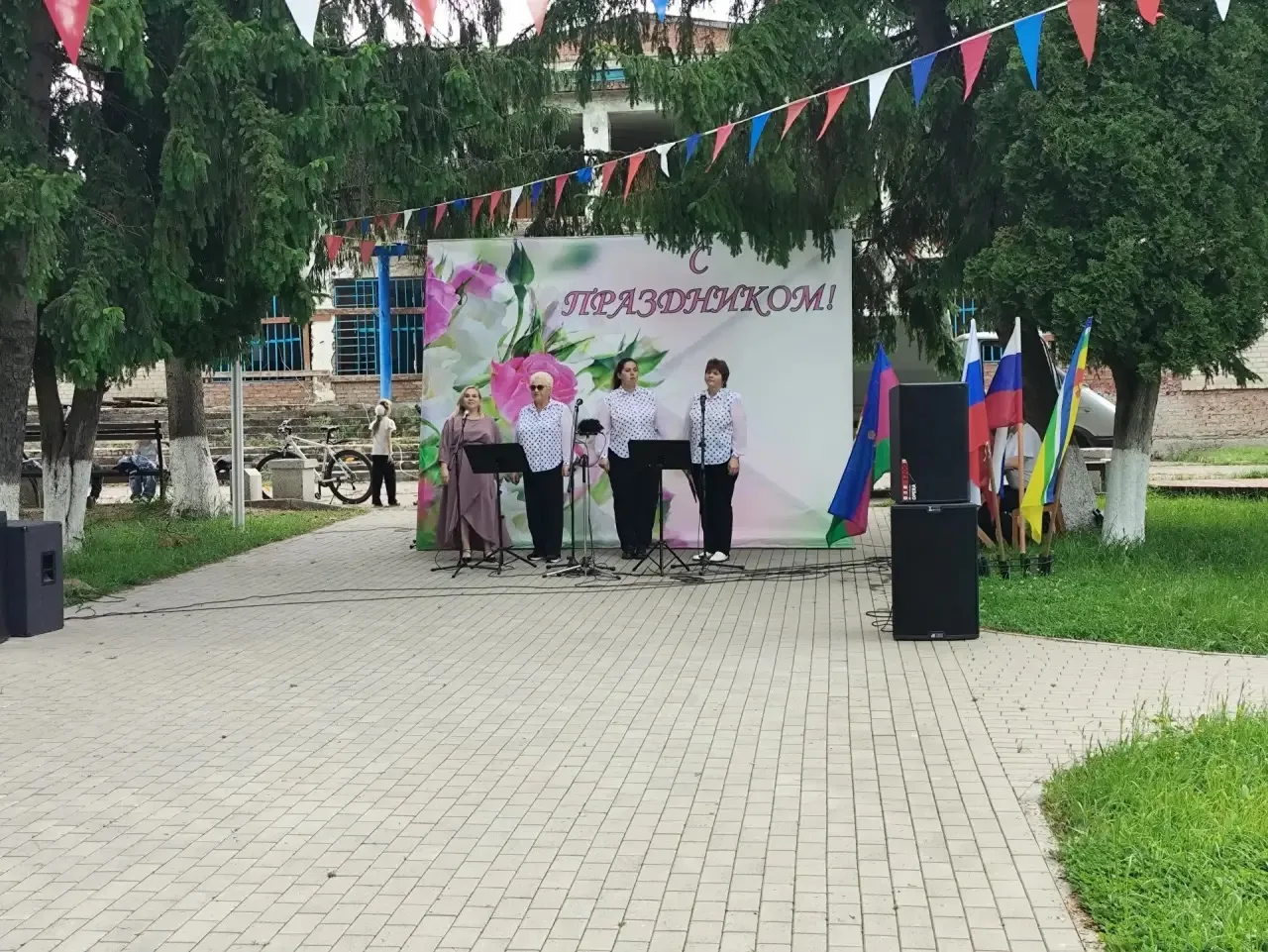В парке ст. Ахметовской состоялся концерт «Моя Родина - Россия»!», в котором выступили творческие ко