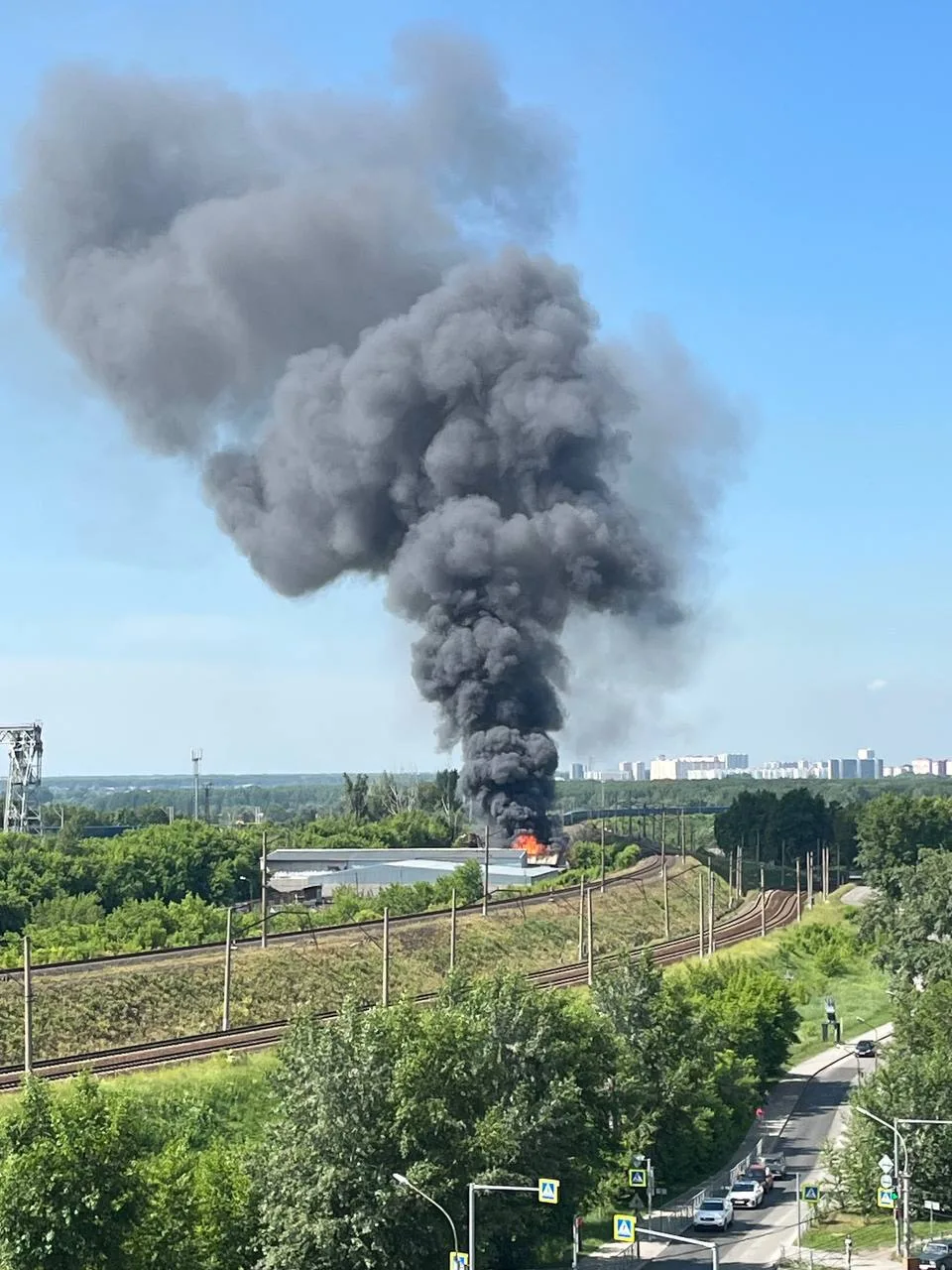В Первомайском районе на улице Первомайская горел металлический ангар, пристроенный к складу

В наст