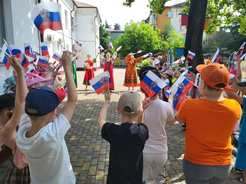 Накануне праздника Дня России в нашем детском саду прошло тематическое мероприятие «День рождения ст