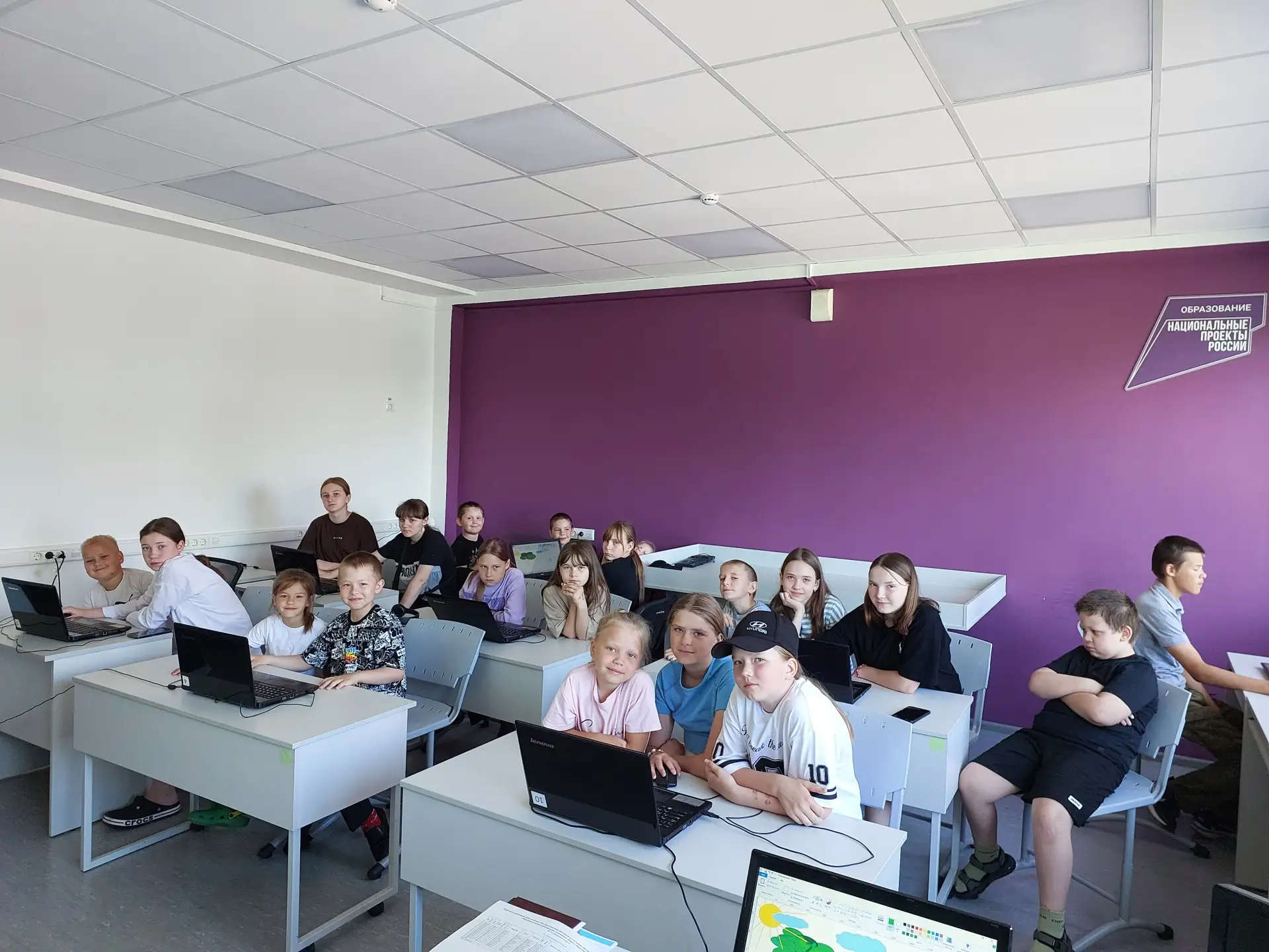 Сегодня в лагере «Радуга народов» - День  нашего будущего, ребята познакомились с профессией художни