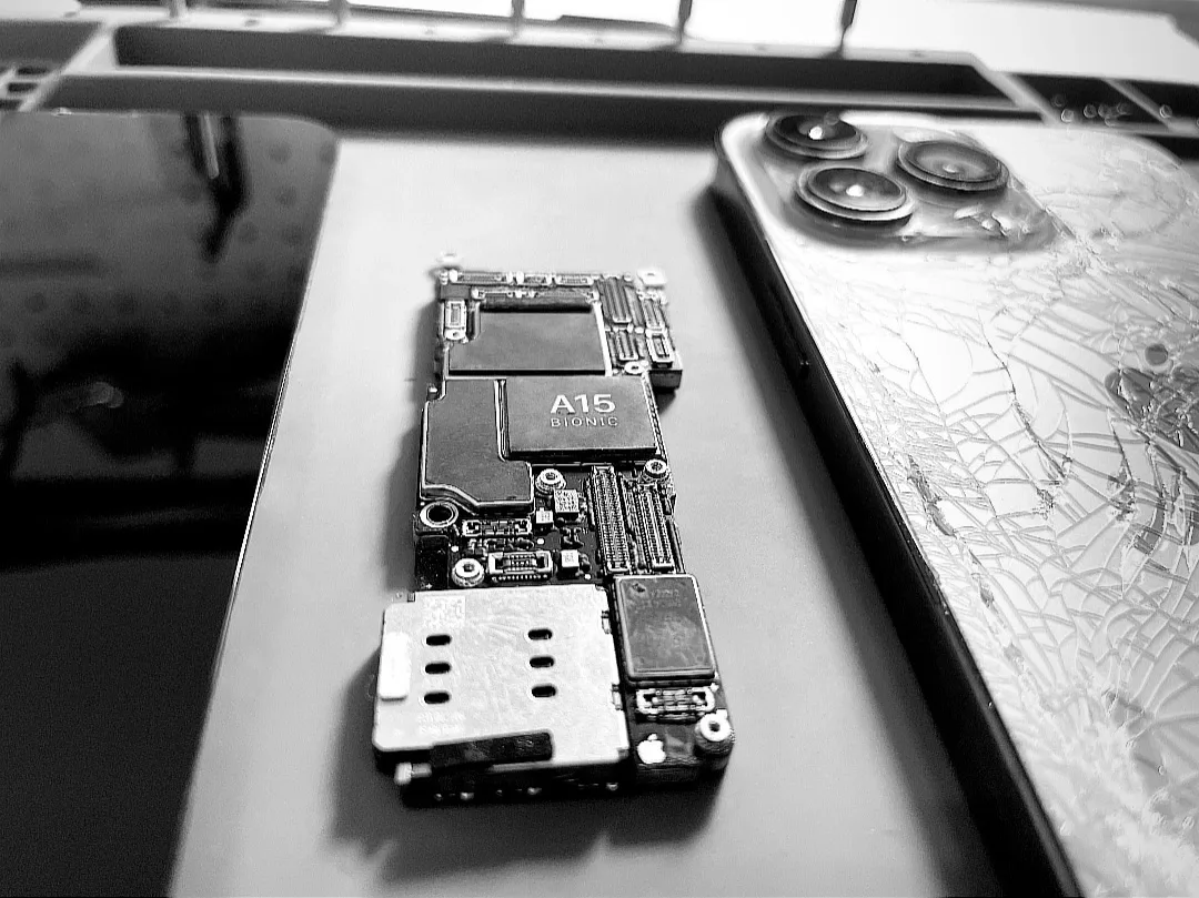 iPhone 13 Pro ремонт материнской платы, замена корпуса, замена дисплея. Сделано в сервисном центре M