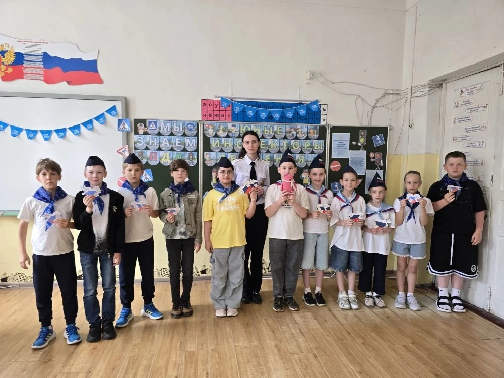 🚦 ЮИД и ГИБДД — за безопасные каникулы! 🇷🇺

В преддверии Дня России сотрудники Госавтоинспекции в