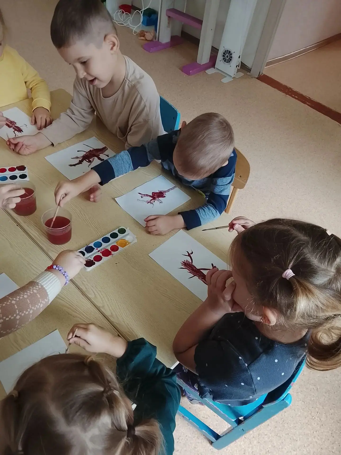 В старшей группе 4 "Ручеёк" дети сегодня снова рисовали. На этот раз - осеннее дерево.🍂