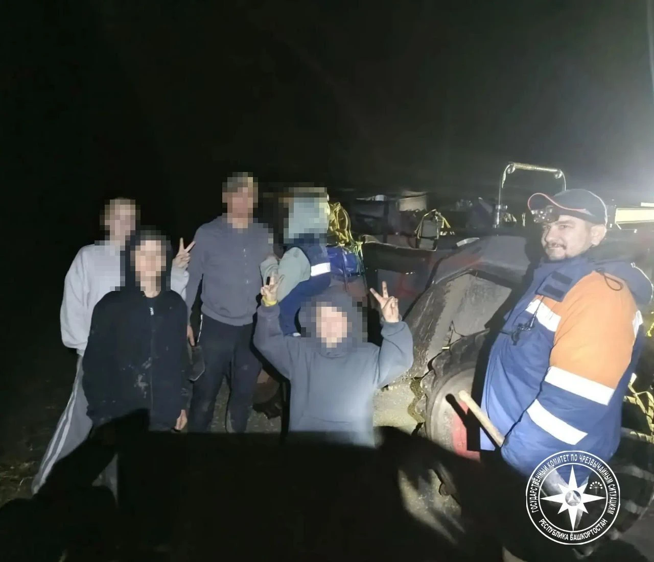 Спасатели помогли магнитогорской семье: машина туристов застряла в лесу, а потом они за...