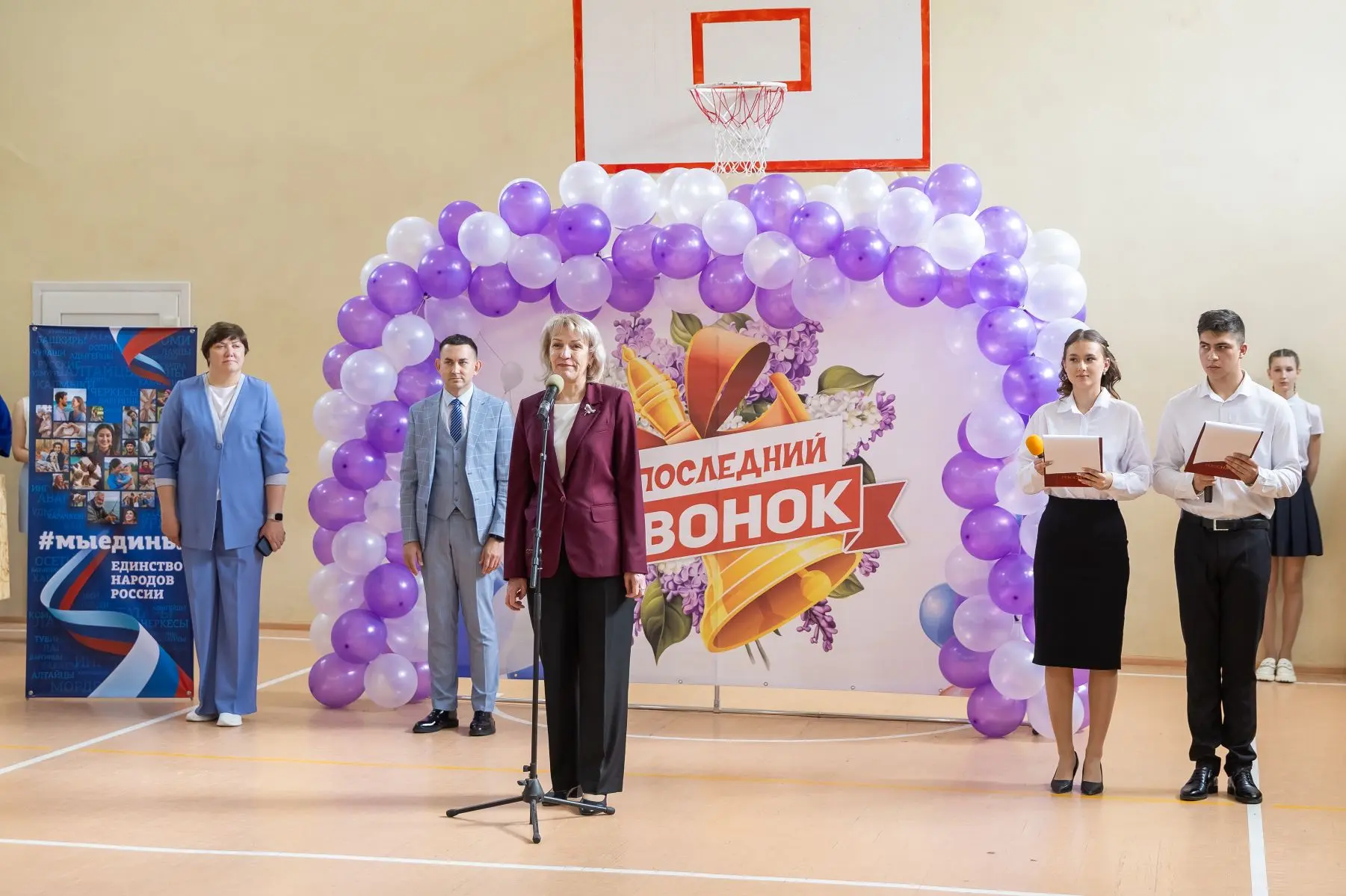Радость волнительного и очень трогательного праздника разделила с выпускниками школы № 12.