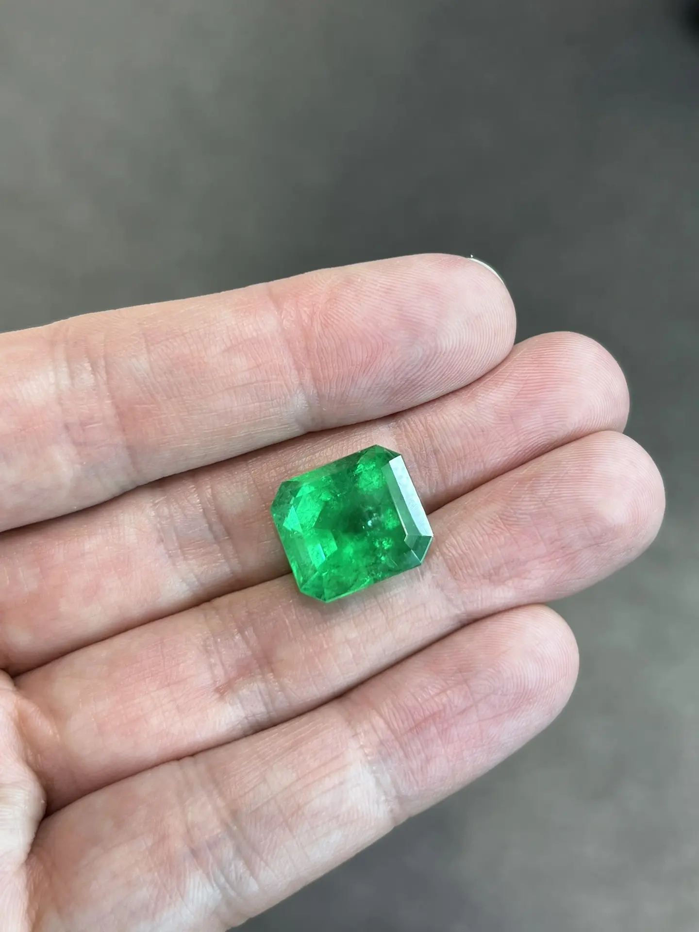 Колумбийский изумруд 💚  На излюбленном стенде, где можно встретить хорошие камни по от...