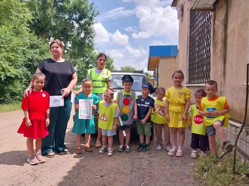 🚗 Акция «Письмо водителю» в нашем детском саду! 🚗

Наши юные участники с большим старанием и любов