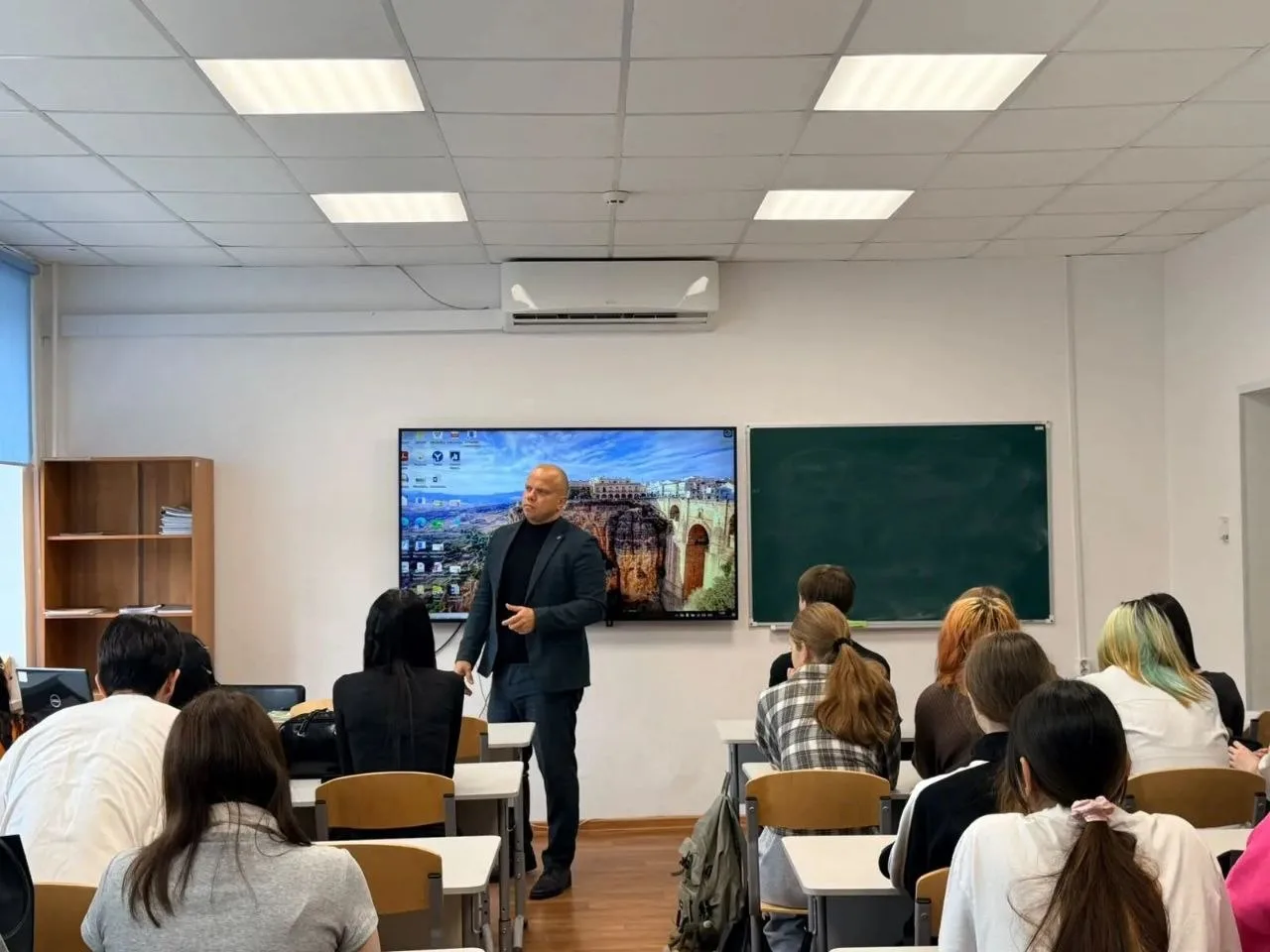 Сегодня не про законы, а про то, что остаётся за кадром.