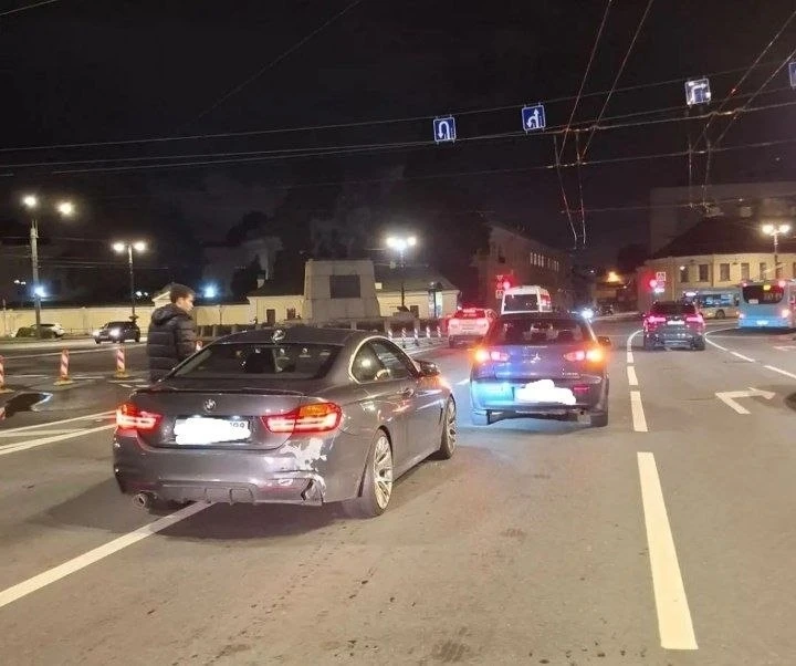 Попал в ДТП на пл. Александра Невского.