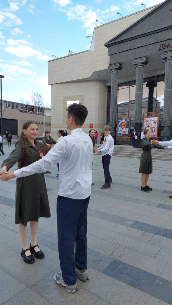 Ученики школы и хореографическая студия "Соцветие" - участники общегородской акции "Вальс Победы" Ре