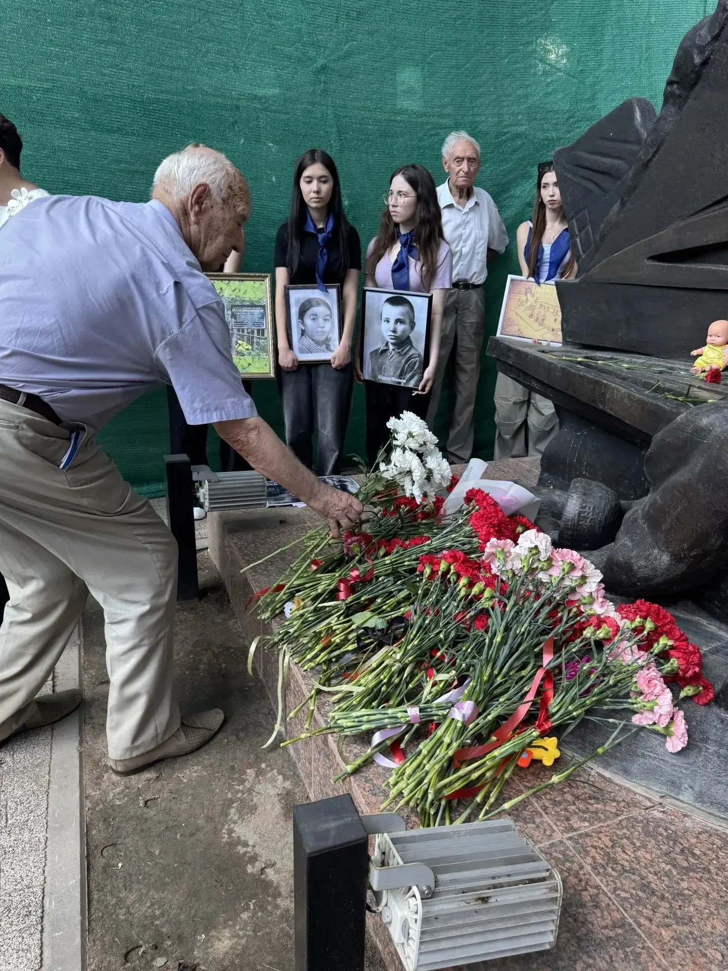🕯 Студенты и сотрудники ВГТУ присоединились к городскому митингу памяти у памятника «Детям войны»

