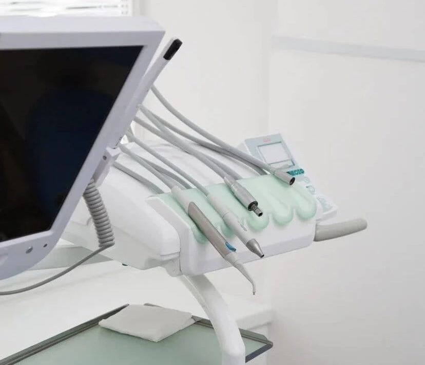 🦷Даже после лечения зуба кариес может снова образоваться на этом же участке под пломбо...