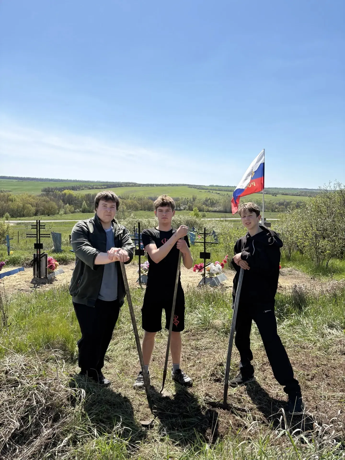 Волонтерская группа девятиклассников в составе Тотрова Димы,Сергеева Никиты и Федина Са...