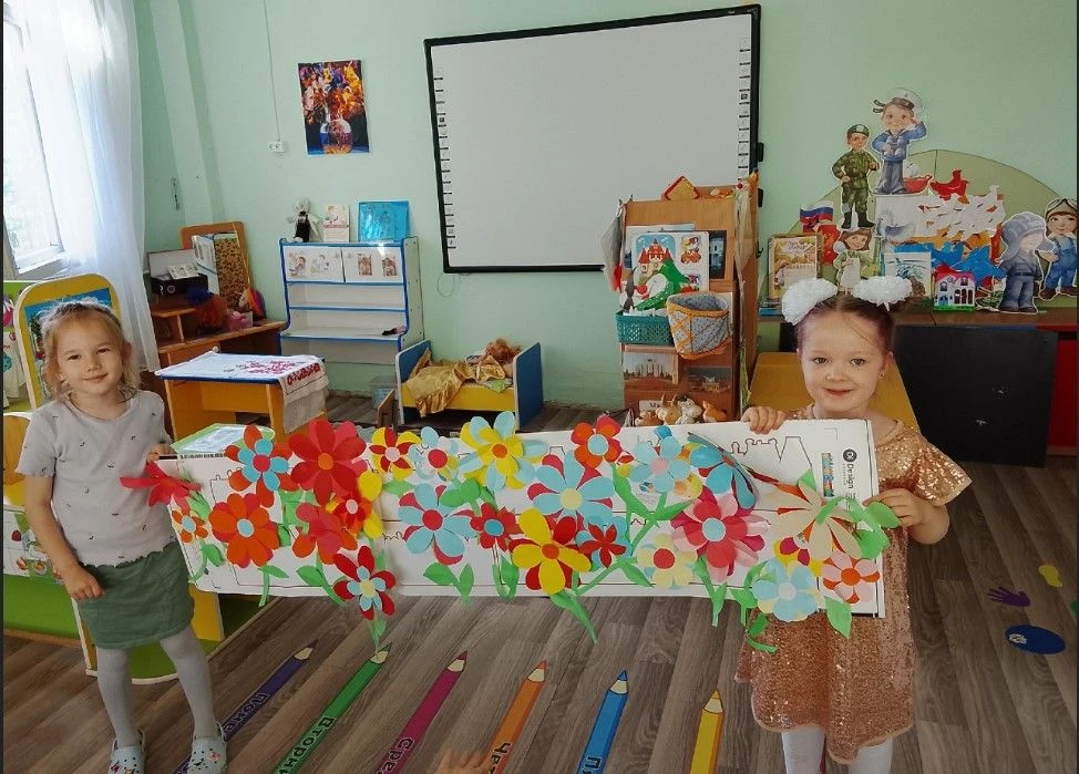 Лето - прекрасная пора каникул и отпусков, солнечных дней и ярких разноцветных клумб. Цветочное наст