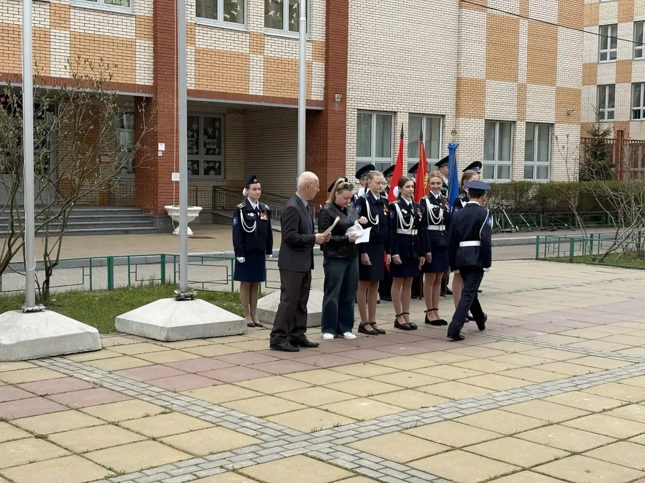 Добрый день, уважаемые гости, педагоги, учащиеся!  Сегодня в нашей школе прошла торжественная линейк