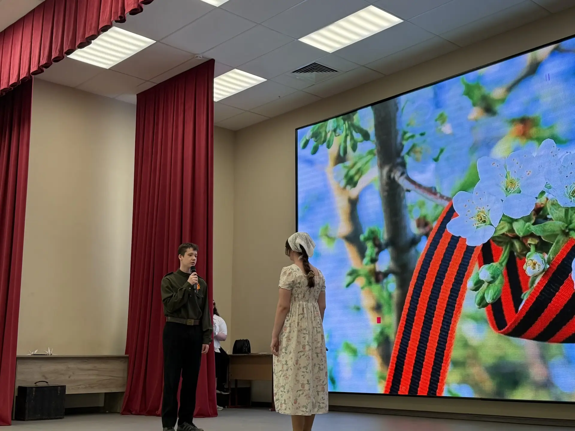 🌸Сегодня в нашей школе прошёл праздничный концерт, посвящённый Дню Победы!  На одной сцене объединил