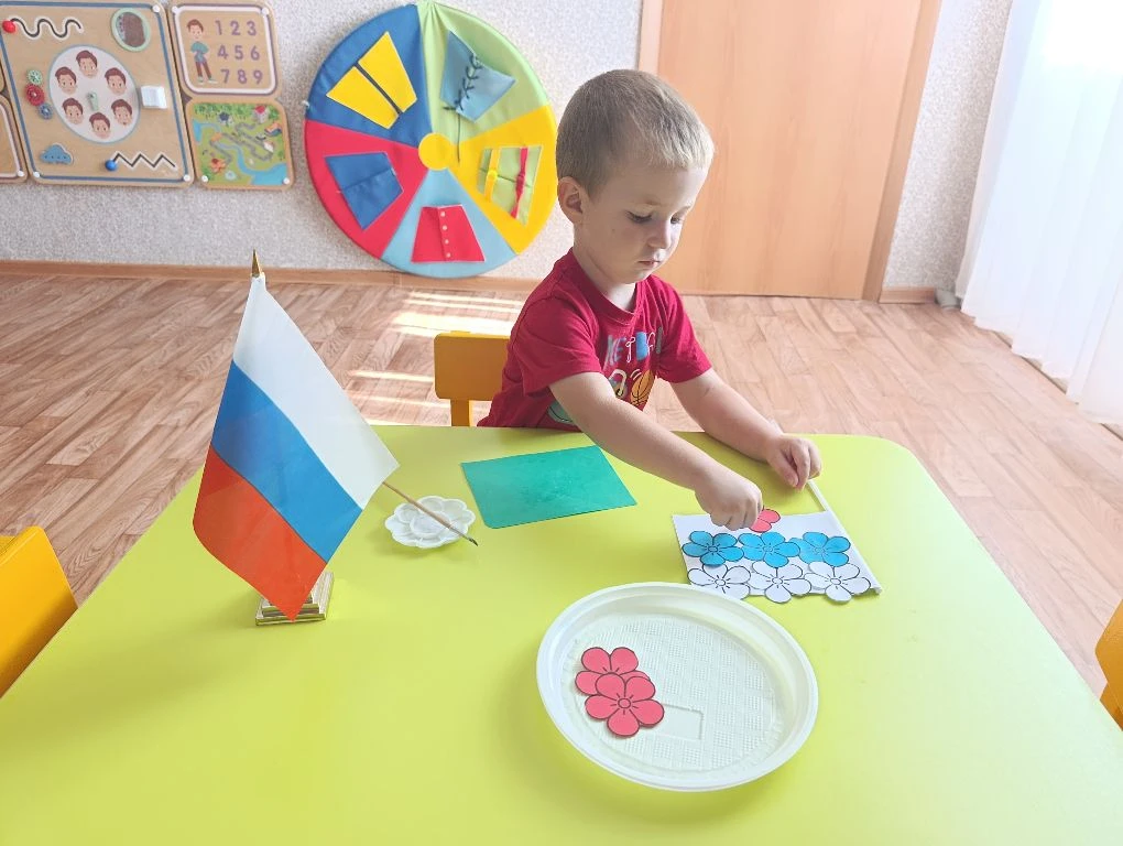 Занятие по аппликации в группе раннего возраста на тему:" День флага России".