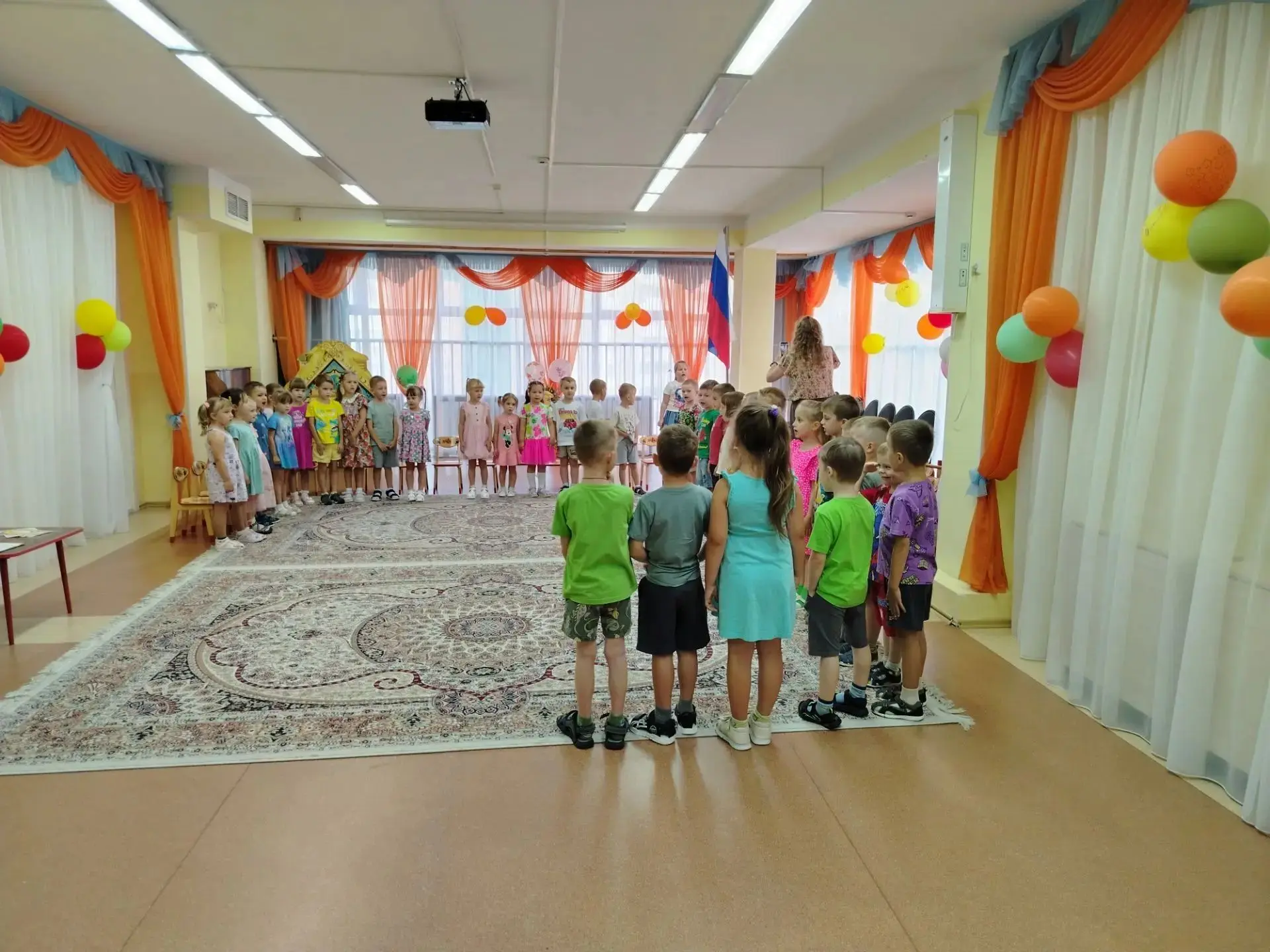 🇷🇺Понедельник в детском саду начался с традиционной церемонии поднятия флага и пения ...