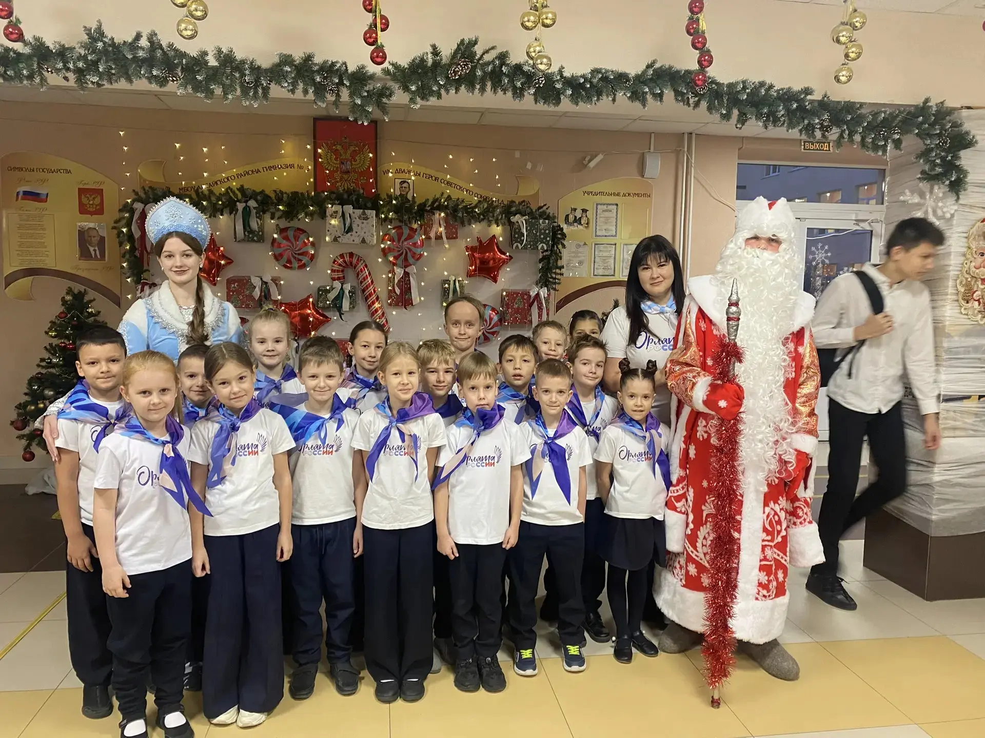 🎉❄️ Утро волшебства в гимназии! 🎅🌟  Сегодня утром в гимназии произошло нечто удивительное! Ученики б