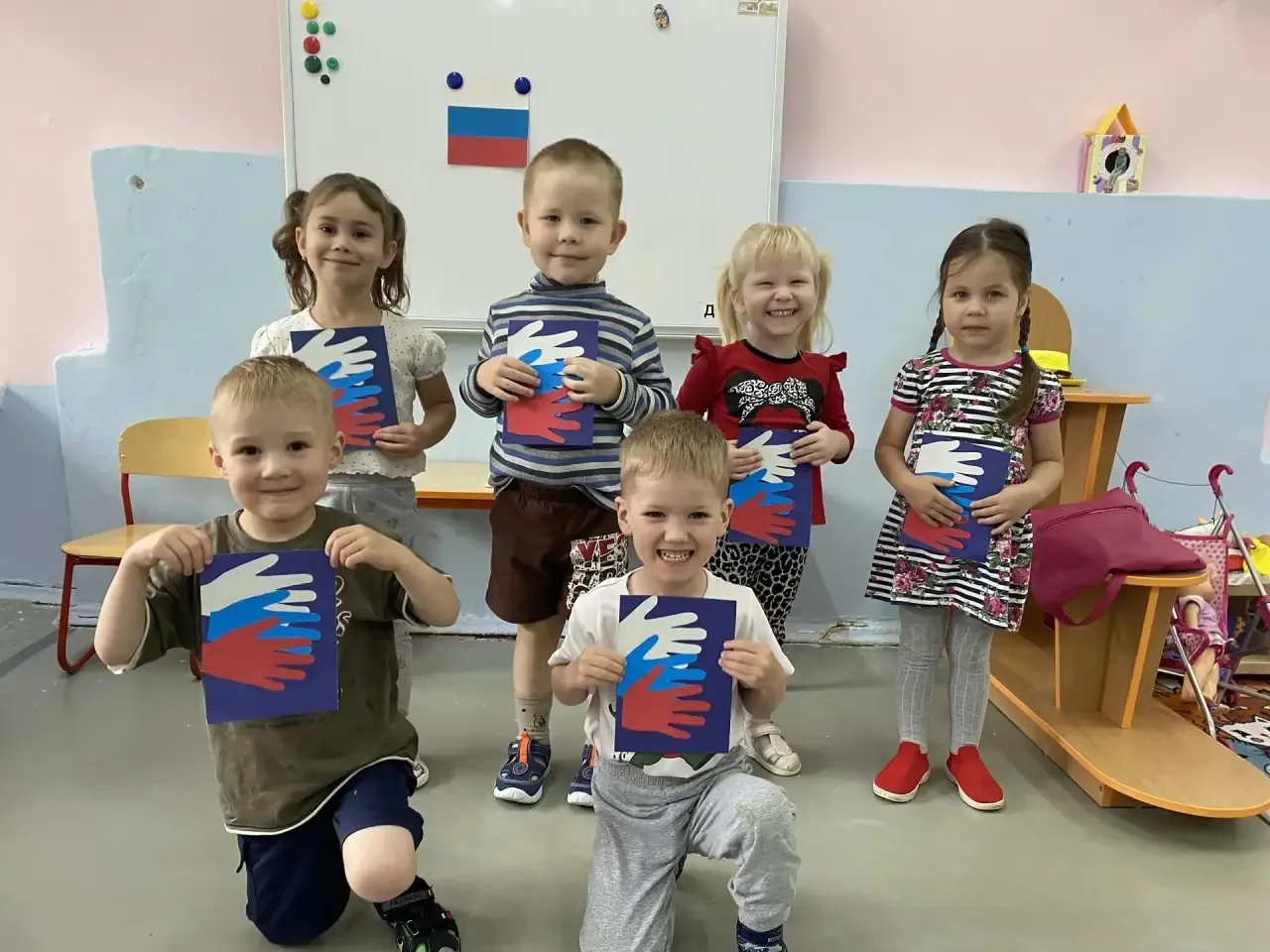 Белый-облако большое, Синий-небо голубое, Красный-солнышка восход,
