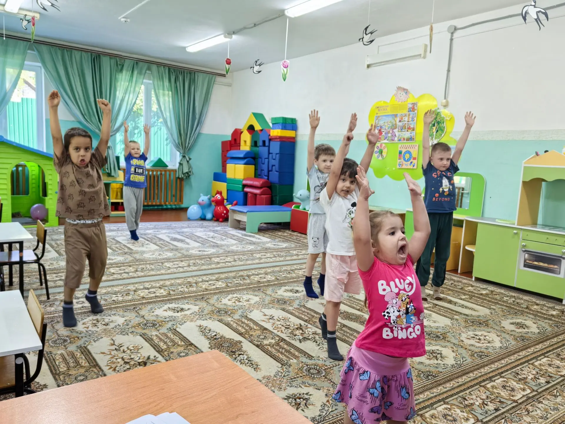 Примерно так проходит наш день до обеда в "Сказке". 1-2. "Веселая зарядка"- заряжает энергией на вес