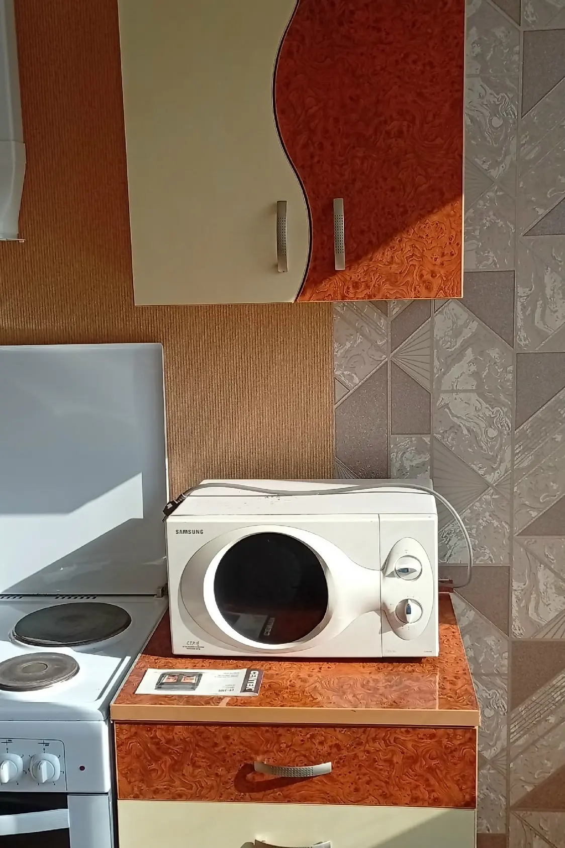 Отдам бесплатно шкаф-купе, два шкафа, кровать, кухонный гарнитур
