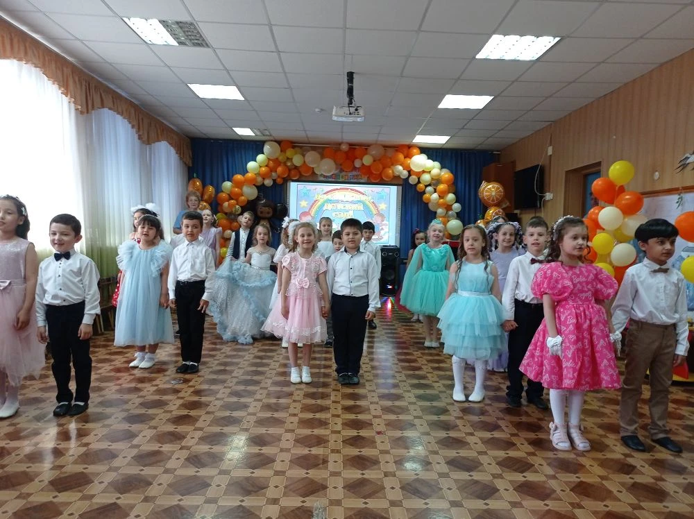 Воспитанники подготовительной группы, нарядные, красивые, взволнованные собрались в муз...