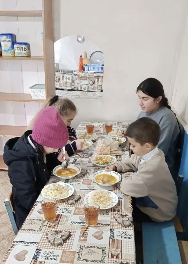 Ежедневное горячее питание в школьной столовой.