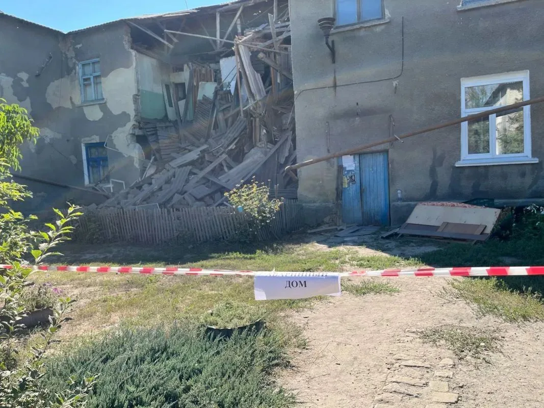 ⚡️Часть аварийного дома обрушилась ночью в Суходольске Краснодонского округа, сообщают ...