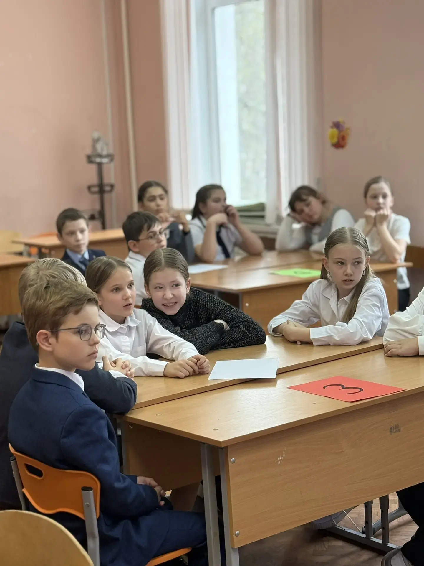🧠 Кто сказал, что о здоровье нельзя говорить интересно?  ✨ Вчера в школе прошла игра «Брейн-ринг» на