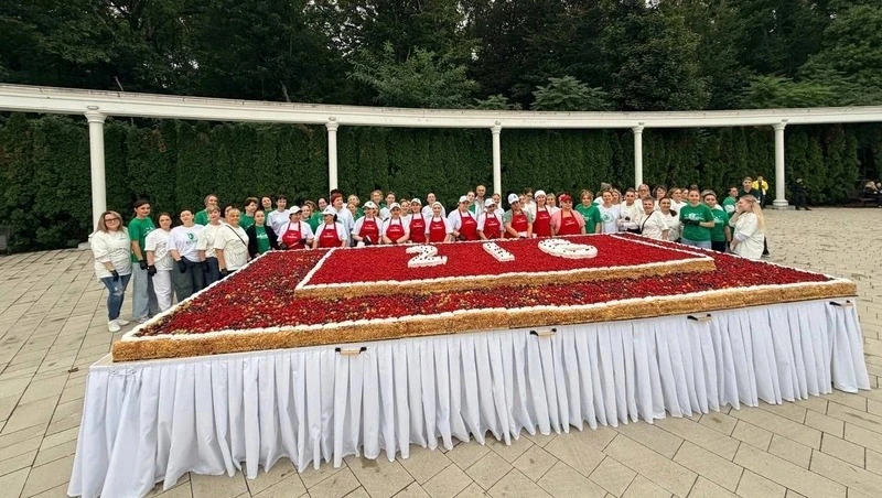 Трёхтонный торт на День города в Железноводске съели за час