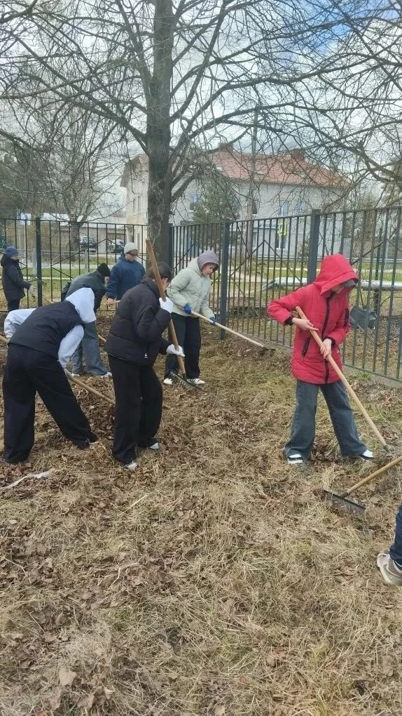В рамках ежегодно проводимой акции «Чистая среда» в школе проведен субботник по уборке пришкольной т