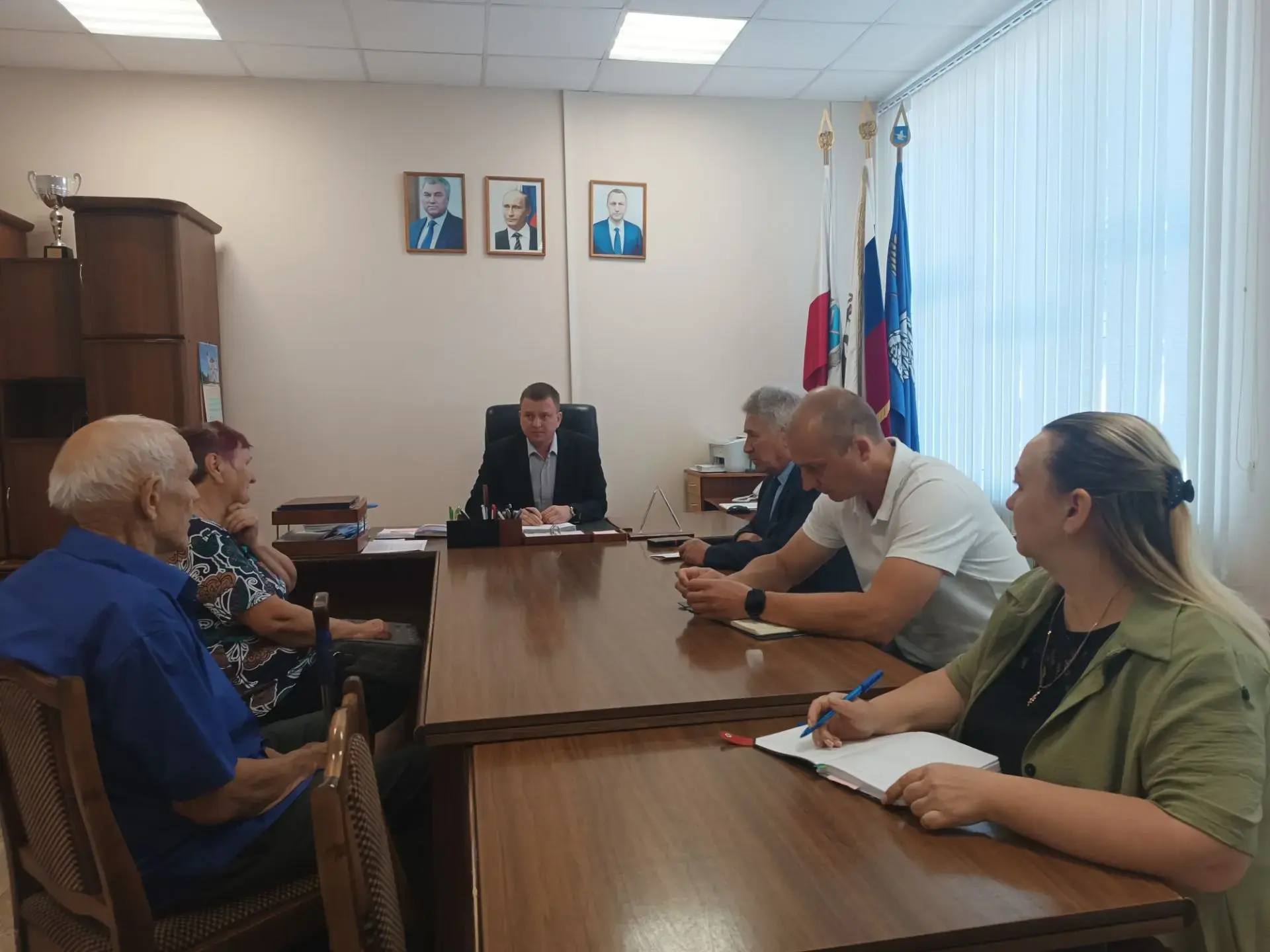 Сегодня глава района провёл личный приём граждан.

На прием обратились жители рабочего посёлка. 
В х