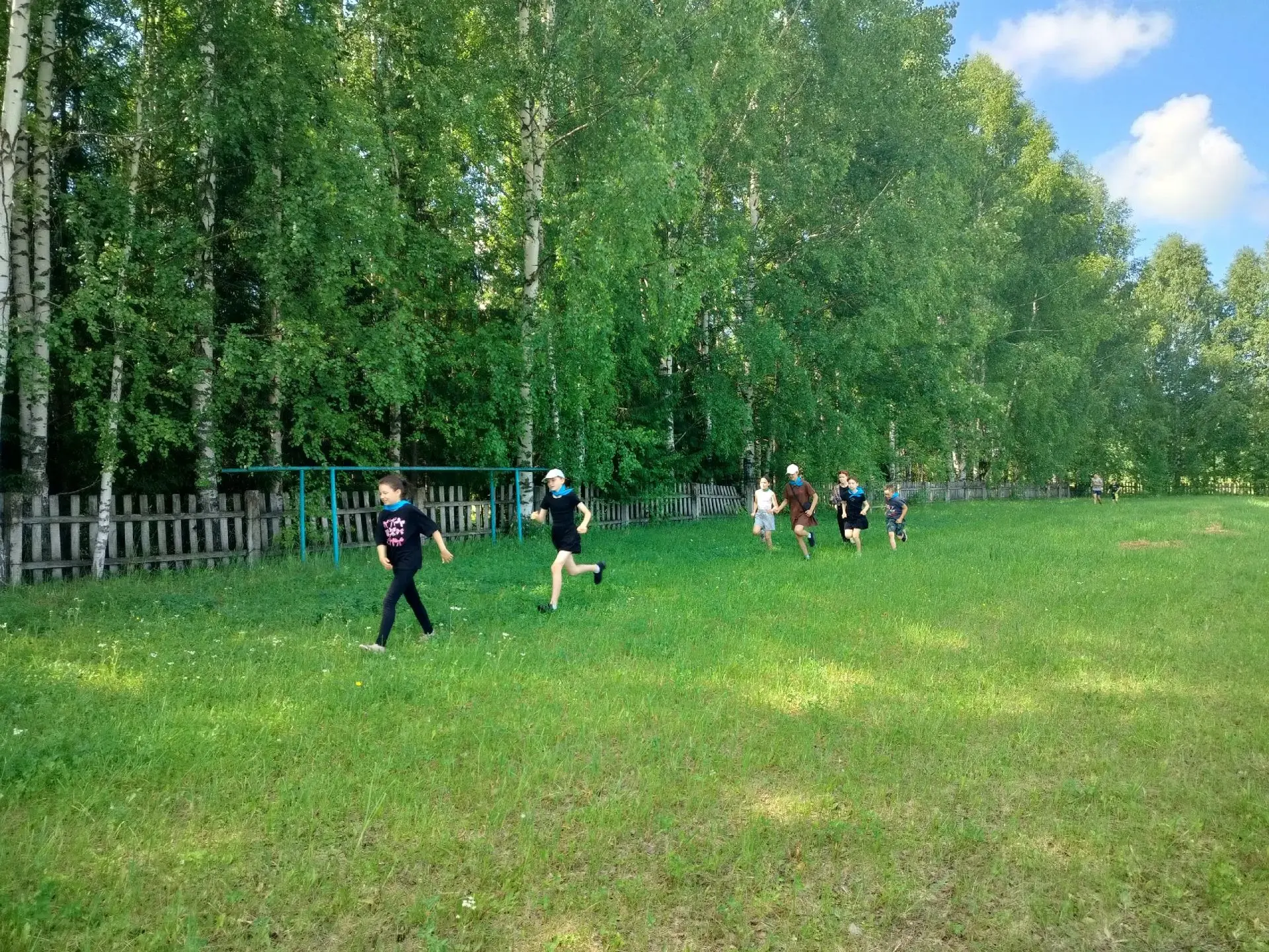 Как прошел наш день в лагере? ☀️🔥

Сегодняшний день начался бодро! Утренняя пробежка вокруг стадион